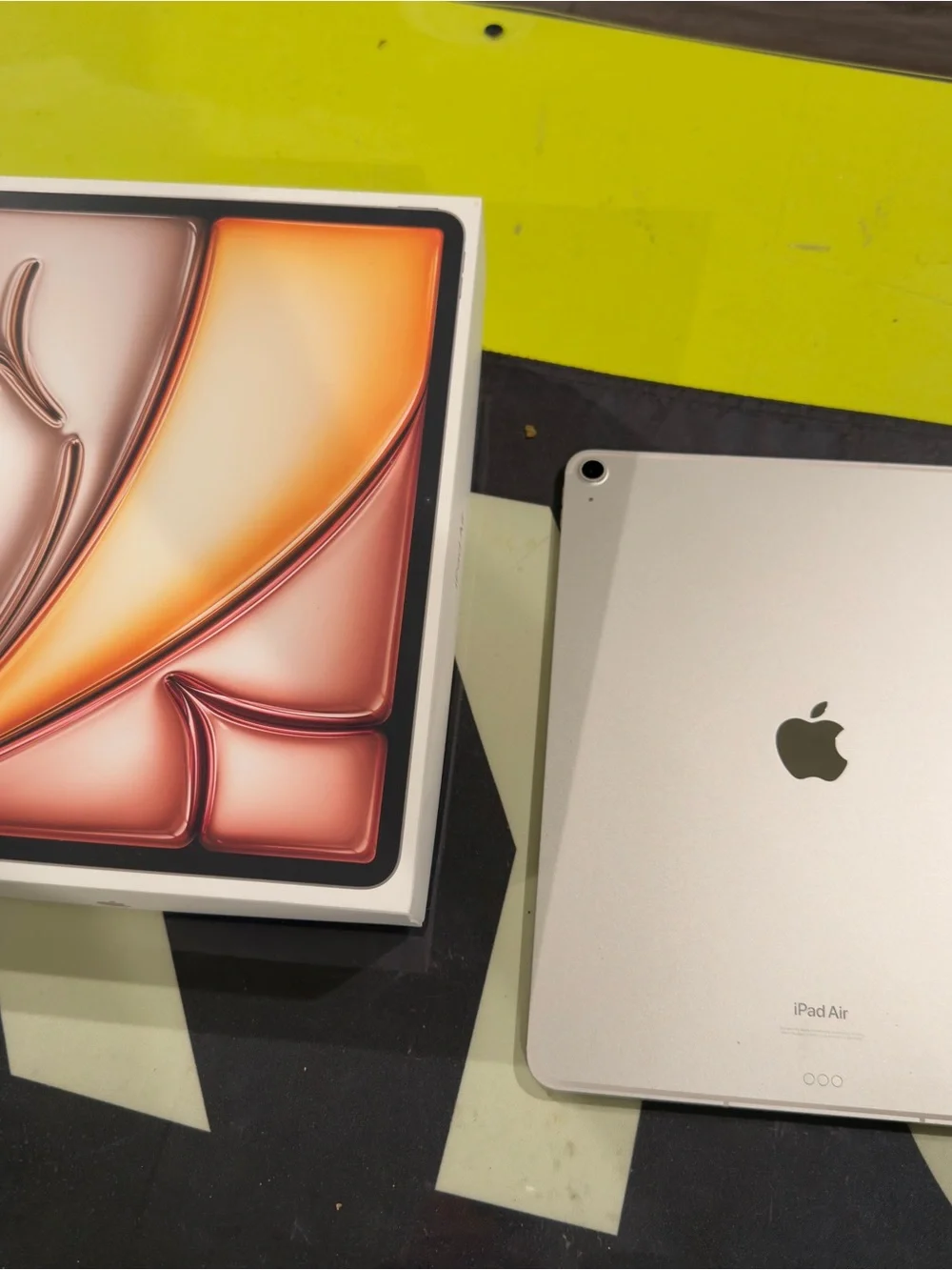 Apple iPad Air 13 inch. M2. WiFi + Cellular. 256GB. Starlight color.